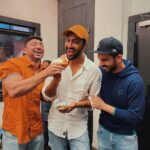Vicky Kaushal Instagram - Find yourself a chef and a trainer who are this happy when you are caught eating a Samosa! . @akshayarora3 @mustafa_thebull_ahmed