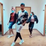 Vicky Kaushal Instagram - Bitten by the #dontrushchallenge bug. Wasted much time watching videos of it, thought of wasting a little more by making one. Don’t Rush. #firstreel btw. ✌🏽 . @karsonali @swapoo17 thanks for helping me make a reel. Couldn’t understand a thing.