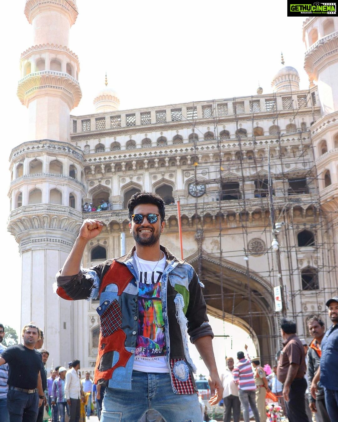 Vicky Kaushal Instagram - Hyderabad mein aaj #Bhoot aaya !!! Charminar -  Gethu Cinema