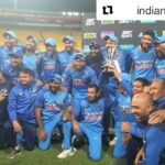 Vicky Kaushal Instagram – Our Men in Blue make sure that the “JOSH” of the nation is always “HIGH SIR”! Making every Indian proud again. Many congratulations on the win. Team #Uri is honoured and grateful. Jai Hind. 
#Repost @indiancricketteam with @get_repost
・・・
Looks like the “JOSH” in the squad is “HIGH SIR” 🗣️ 📢 ‘HOWS THE JOSH’ – @vickykaushal09 😉😉 #TeamIndia