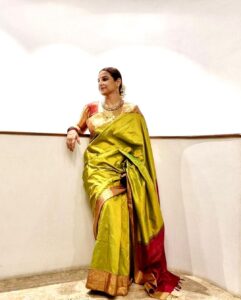 Vidya Balan Instagram - Gearing up for the festive season, candids and khushiyaan 🌺💛✨

Hair - @bhosleshalaka 
Makeup - @harshjariwala158
