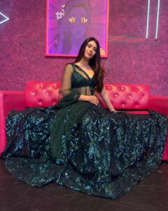 Warina Hussain Instagram - 5 coffees and 3 energy drinks 👽 #dayatwork clicked @toyboyarshad styled @dkhushbu hair @mangalasirsat mua @futane_ravi