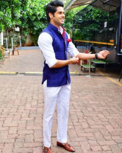 Abhimanyu Dasani Instagram - When your pick up line works VS when it doesnt 😜😂🙆🏽‍♂️ #TereBinKya