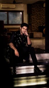Abhimanyu Dasani Instagram - Light up your hopes and dreams ✨
#TheyDoComeTrue #diwali2022
.
@viplove_abhyankar
@paribesh_mansingh 
@jyotiiadvani.artistry
@manishmalhotra05 @manishmalhotraworld