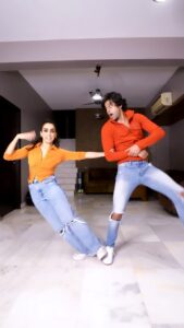 Abhimanyu Dasani Instagram - Do the #VaadaMachaneyDanceoff 💃🏻🎉on #VaadaMachaney 🥰💃🏻

Celebrate joy with us. #MeenakshiSundareshwar, coming to Netflix on November 5.
🎥 @ohmygosh_joe 

@karanjohar @apoorva1972 @somenmishra @abhimanyud @vivek.sonni @aarshvora @prabhakaranjustin @rajshekharis @bennydayalofficial @mainhoonromy  @dharmaticent
 @netflix_in @sonymusicindia