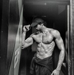 Abhimanyu Dasani Instagram - May I come in ? 
#IllAskNicelyOnlyOnce 
#doorsofopportunity 
Motivation courtesy @ranveersingh