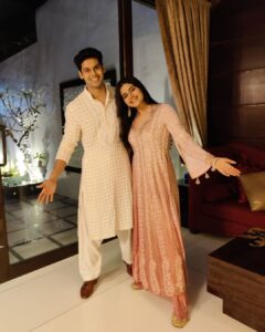 Abhimanyu Dasani Instagram - Swipe - Serving looks instead of mithais 😝✨
#diwali #happynewyear