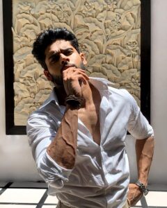 Abhimanyu Dasani Instagram - Nothing goes in vein #VeincityReynolds
📸 @avantikadassani
