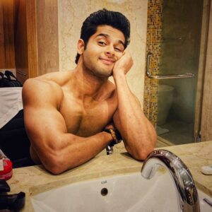 Abhimanyu Dasani Instagram - Let that Sink in 
Best Debut at the 65th @filmfare awards 2020.