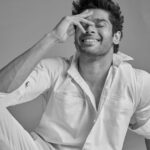 Abhimanyu Dasani Instagram - One White Stand 😝 #ifyouknowwhatimean . 📸 @frontrowgypsy 🧥 @theanisha 💁🏼‍♂️ @makeupbyriddhima 🧥 @sourabhkantshrivastava Los Angeles, California