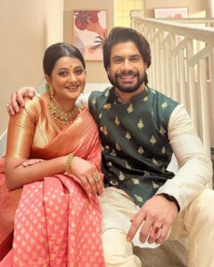 Anamika Chakraborty Instagram - On-screen enemy, off-screen buddy. 💁🏻‍♂️

📸 @sohini_banerjee_28 

#nisha #arjun #urontubri #zeebangla