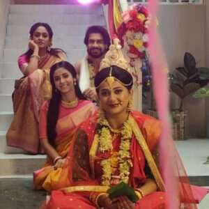 Anamika Chakraborty Instagram - Biye bari bole kotha...❤️😛🎁🎉❤️
BTS uron tubri 
Mon-fri 10:30 pm Zee Bangla

@sohini_banerjee_28 @mahua.haldar @iamswastik3 @mondal_kalyani