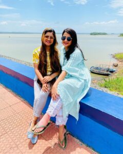 Anamika Chakraborty Instagram - Weekend Away! ❤️ 

@deepshikha_banerjee_ @pratapud @arindamkr92