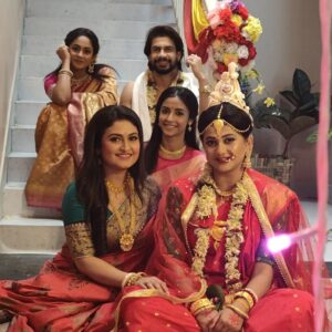 Anamika Chakraborty Instagram - Biye bari bole kotha...❤️😛🎁🎉❤️
BTS uron tubri 
Mon-fri 10:30 pm Zee Bangla

@sohini_banerjee_28 @mahua.haldar @iamswastik3 @mondal_kalyani