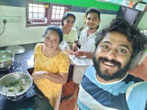 Antony Varghese Instagram - Happy Mother’s Day ❤️ വീട്ടില് മുഴുവൻ അഭിനേതാക്കളാ ... അമ്മയുടെ പിന്നിൽ രണ്ടുപേരെ കണ്ടാ അളിയനും പെങ്ങളും ചുമ്മാ അടുക്കളയിൽ വന്നു നിക്കുന്നതാ ഒന്നും അറിയില്ല