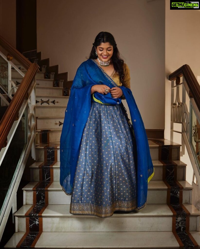 Aparna Balamurali Instagram - Happy Diwali 🪔 Styled by: @nikhitaniranjan Outfit: @real_weaverstory Jewellery: @konikajewellery Hmu: @chisellemakeupandhair Shot by: @livingin24fps Chennai, India