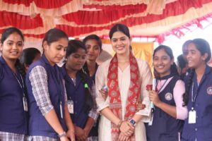 Asha Bhat Instagram - The change comes with participation !!! 

ನಮ್ಮದೇ ನೆಲದಲ್ಲಿ ಉದಾಹರಣೆಗಳ ಮೂಲಕ ಮುನ್ನಡೆಸಲು ನಾವು ಒಗ್ಗೂಡಿದರೆ ಬದಲಾವಣೆಯು ಪ್ರಾರಂಭವಾಗುತ್ತದೆ.

ನನ್ನ ತಾಲೂಕಿನ ಸ್ವಚ್ ಭಾರತ್ ರಾಯಭಾರಿಯಾಗಿ, ನಾನು ನಮ್ಮ ನಗರವನ್ನು ಹೇಗೆ ಸ್ವಚ್ಛವಾಗಿಡಬೇಕು ಎಂಬುದರ ಕುರಿತು ಹಿರಿಯರು ಮತ್ತು ಶಾಲಾ ಮಕ್ಕಳೊಂದಿಗೆ ಸಂವಾದಾತ್ಮಕ ಅಧಿವೇಶನವನ್ನು ನಡೆಸಿದೆ.

@sp_nishkal 📷 

#swachbharat #swachbharatabhiyan #bhadravathi #shimoga #karnataka