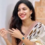 Deepa Thomas Instagram - This watch is my personal favourite from all !! 🌼 Celebrating the festival of Onam with @danielwellington ’s gorgeous watch that is so perfect for this festive season 🌸 Head to @danielwellington ’s website to get some exciting discounts of up to 30% off or get a FREE Classic bracelet with any Iconic Link watch. Additionally use my code *DEEPADW* to get a 15% off on the website www.danielwellington.com #ad #dwindia #danielwellington
