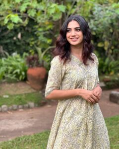 Deepa Thomas Instagram - All I want is
a clear mind &
a happy heart 🤍

Makeup & hair by @femy_antony__ 😘