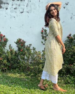 Deepa Thomas Instagram - All I want is
a clear mind &
a happy heart 🤍

Makeup & hair by @femy_antony__ 😘
