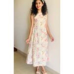 Deepa Thomas Instagram - And this was a beautiful comfy dress by @comfy.garments 👗 ♥️ The cute floral head band by @cucurbita__ ♥️ #comfy #dress #pastel #gift #headband