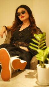 Ena Saha Instagram - Wearing a Saree is much less complicated than telling you how much I love you ❤️
.
.
.
#enasaha #bonggirl #makeup #fashion #trending #instareels #instagramreels #reelitfeelit #actress #actor #blacksaree #saree #sunglases #swag #beauty #explore #explorepage #memes #shortvideo #smile #ootd #fun #livinglife #dance  #dancereels #viraldance #steps
