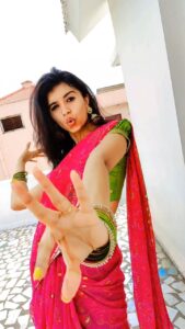 Harija Instagram - I'm late...but badly wanted to post this ... Chaka chak...♥️... #harijaofficial #harija #chakachak #atrangire #reels #new #pink #saree #dance ...