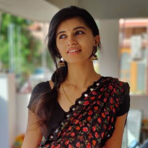 Harija Instagram - One of ma favourite combos... Black and Red floral saree Pc - @amar_theinfinity_e 😘 #black #red #harija
