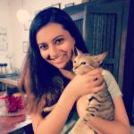 Isha Chawla Instagram - N who says ‘cats are not affectionate ‘ meet Mr. Simba the most loving cat on earth . 😘😘😘#cats #catsofinstagram #happiness #catlover #animallover #kitty #love #gratitude
