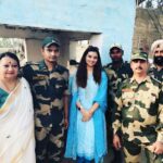 Isha Chawla Instagram - All about yesterday . Celebrating Raksha bandhan with Jawans ❤️. The most wonderful opportunity. #rakhi #maa #love #brothersnsisters #jaihind🇮🇳 #veer #gratitude