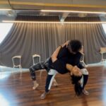 Kalpika Ganesh Instagram - Back to the grind With my Masteruuu @dancewithkenny Beautifully shot by @monica_tavanam #contemporary #dance #barsaat #black #nahinsamne