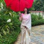 Kalpika Ganesh Instagram - KHUSHI 💞 #saree #sareelove #monsoon #destinationwedding #majhaa #halfwhite #babypink #sleevelessblouse #kalpika #kalpikaganesh #saja #sajaofficial #goa #mehandi Amritara Aura Goa