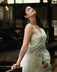 Kalpika Ganesh Instagram - Yes it’s time to brace yourself for bigger things in life

@anuragkamilla as always bringing the best out of this beast😜😜
Styling @thejaswi_kotha 
MUH @exodusbydurga 
Wardrobe @tanva_by_deepika 
Accessories @aa.r.ka 

#saree #pastels #sleeveless #elegance