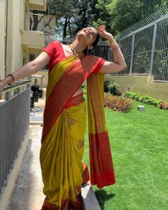 Kalpika Ganesh Instagram - Serene
Peace
Divinity 

#ttd #serene #peace #divinity #phoneclicks #iphonexr #candid #saree #realme #noedit #nofilter #nomakeup #traditional