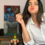 Kalpika Ganesh Instagram – My weekend was definitely a master blaster💜💙

The art that you can see behind me in a blurred vision is done by @mayanelluri 

Clicked by my very own @the_suriya_n on iPhone 

#shotoniphone #candid #noedit #nofilter #appleiphone #iphonephotography #whiteshirt