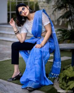Kalpika Ganesh Instagram - I own a class which may be tricky for you to match💙🤍💙

Styling make up and hair by @makeupbykrishnaveni 
Captured by @harish_aritakula 
Saree @ivanaa.official 

#sareelove #differentdrape #sareedrape #contemporary #class