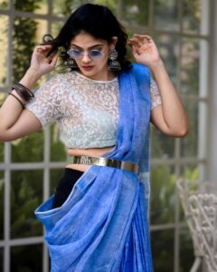 Kalpika Ganesh Instagram - I own a class which may be tricky for you to match💙🤍💙

Styling make up and hair by @makeupbykrishnaveni 
Captured by @harish_aritakula 
Saree @ivanaa.official 

#sareelove #differentdrape #sareedrape #contemporary #class