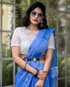 Kalpika Ganesh Instagram - I own a class which may be tricky for you to match💙🤍💙

Styling make up and hair by @makeupbykrishnaveni 
Captured by @harish_aritakula 
Saree @ivanaa.official 

#sareelove #differentdrape #sareedrape #contemporary #class