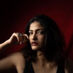 Kalpika Ganesh Instagram - Coz slaying is easier than posing ❤️ Concept and credits to @nikhilyhs Make up and hair @makeupbykrishnaveni #concept #shoot #flashbackfriday #potraits #lighting #lens #thickbrows