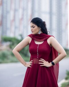 Kalpika Ganesh Instagram - Ok weather stop changing our moods every alternate days❤️❤️

Label @sr_lable_by_yaminireddy 
Make up and Hair @makeupbykrishnaveni 
Clicked @karteeksivagouni
Earrings @loukyas__an_inch_of_gold