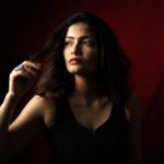 Kalpika Ganesh Instagram - Coz slaying is easier than posing ❤️ Concept and credits to @nikhilyhs Make up and hair @makeupbykrishnaveni #concept #shoot #flashbackfriday #potraits #lighting #lens #thickbrows