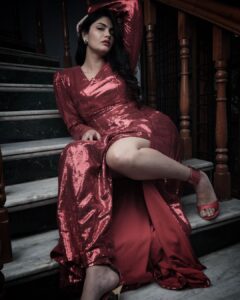 Kalpika Ganesh Instagram - 🌶MIRCHI🌶

#redhot #chilli #shimmer #vintage #partygown #hilo #mirchi #throwback