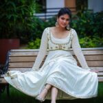 Kalpika Ganesh Instagram - PURE🤍 Styling @_anita_priya Make up and hair @makeupbykrishnaveni Earrings @the_jewel_gallery Wearing @nikh_shis Clicked by @valmikiramuphotography #white #pure #anarkali #jhumki #divine