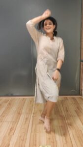 Kalpika Ganesh Instagram - Planned choreographed and executed in 45min by my master @kennyswaminadham 
At our very own @hydance.in 
Show some pure love

#bollywood #k3g #kajol #kabhikushikabhigham #kenny #hydance #reels