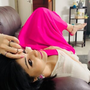 Kalpika Ganesh Instagram - Check all the detailings(accessories)and message in the comment section below
That’s the depth of styling of Trisha for #forevermaybe by @mounagummadi 
#forevermaybe #trisha #arjun #mounagummadi #candid