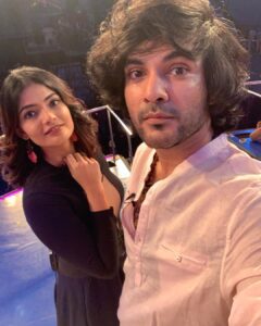 Kalpika Ganesh Instagram - Ee abbai @siddu_buoy cash dochuku vellipoyadu 🤍🤍

On the sets for cash game show on Etv 

#cash #cashshow #etv