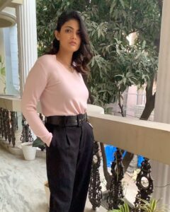 Kalpika Ganesh Instagram - Look curated by @mounagummadi
And beautiful 
Make up and hair by @thimmappa180 my boy

For @tv5_news 

Watch the full interview from the link added in my story

#forvermaybe #youtubehit #chaibisket