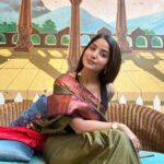 Kashmira Pardesi Instagram - शुभ दिपावली! 🪔 Wearing my grandmother’s Jewellery, having my brothers around all the time, Shadaab making laddoos,laughter and light everywhere. This time of the year just flies 🚀 Wish you all a very happy Diwali. May light, hope and happiness shine on everyone ♥️✨ Ps - it’s my baby’s first Diwali 🐶🧿