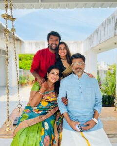 Keerthi shanthanu Instagram - உங்களுக்கும் உங்கள் குடும்பத்தினருக்கும் , இனிய தீபாவளி நல் வாழ்த்துக்கள் 🪔🎉

#happydiwali #diwali #familydiwali #instagram #instagood #insta #instadaily #instamood #instadiwali #diwalioutfit #ootd #diwalicelebration #diwalifamilyphoto