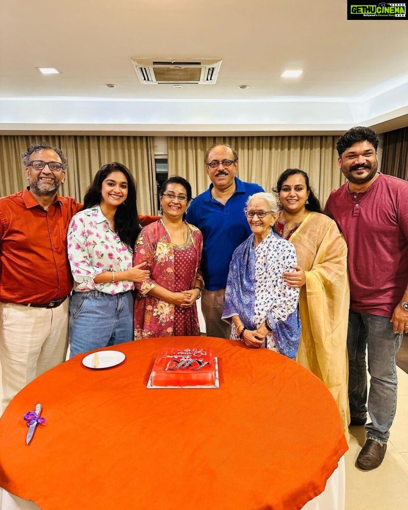 Keerthy Suresh Instagram - Here’s to the most romantic couple sharing their life, love, laughter and Birthday!!! Happiest Birthday Amma and Acha!! 😻🤗♥️ #HappyBirthday #BirthdayVibes